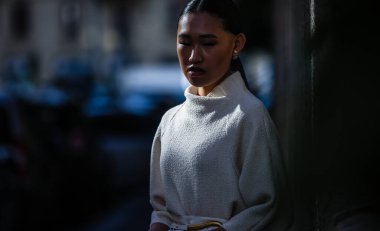 Milan, İtalya - 21 Eylül 2019: Milano Moda Haftası sırasında Jaime Xie sokakta.
