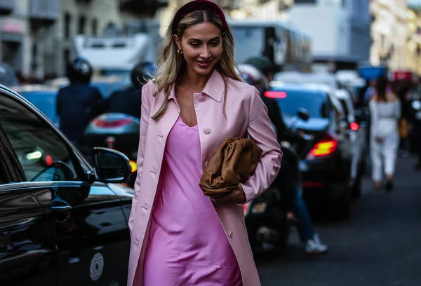 Milan, Italy- 20 Eylül 2019: Milano Moda Haftası 'nda Sokakta Kadın.