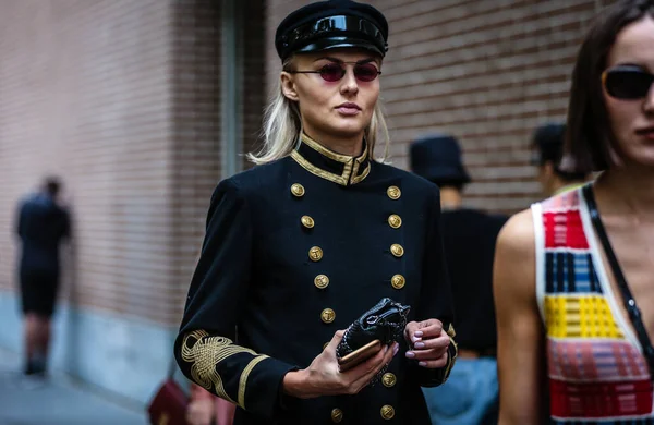 Milan, Italy- 19 Eylül 2019: Milano Moda Haftası 'nda Sokakta Kadın.