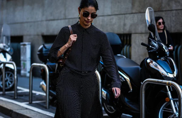 Milan, Italy- 20 Eylül 2019: Milano Moda Haftası sırasında Caroline Issa sokakta.
