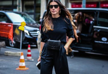 Milan, İtalya - 19 Eylül 2019: Alessandra Airo Milano Moda Haftası sırasında sokaklardaydı.