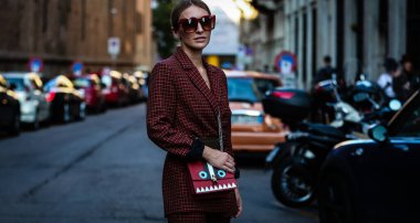 Milan, Italy- 19 Eylül 2019: Milano Moda Haftası 'nda kadınlar sokakta.