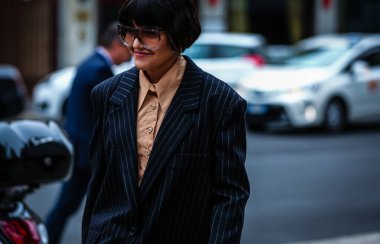 Milan, İtalya - 19 Eylül 2019: Milano Moda Haftası sırasında Maria Bernad sokakta.