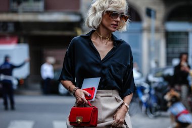 Milan, İtalya - 19 Eylül 2019: Milano Moda Haftası sırasında Viktoria Rader sokakta.