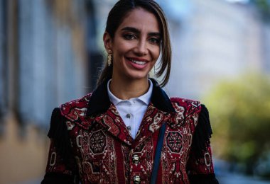 Milan, Italy- 20 Eylül 2019: Milano Moda Haftası sırasında Jessica Kahawaty sokakta.