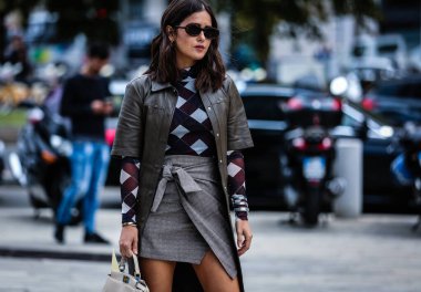 Milan, Italy- 20 Eylül 2019: Paola Alberdi Milano Moda Haftası 'nda sokakta.