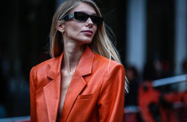 Milan, Italy- 19 Eylül 2019: Milano Moda Haftası 'nda kadınlar sokakta.