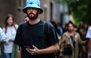 MILAN, Italy- 19 Eylül 2019 Milano Moda Haftası 'nda sokaktaki erkekler.