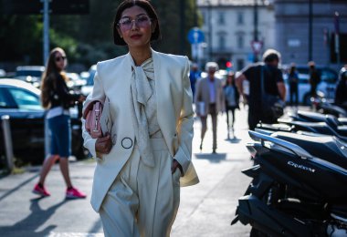 Milan, Italy- 20 Eylül 2019: Milano Moda Haftası boyunca Kadınlar Sokakta.
