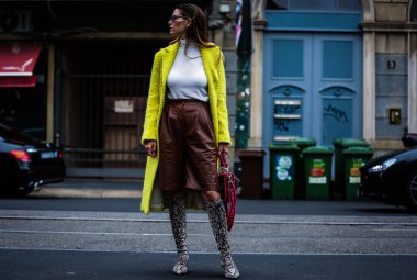 Milan, Italy- 19 Eylül 2019: Milano Moda Haftası 'nda kadınlar sokakta.