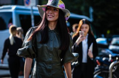 Milan, İtalya - 20 Eylül 2019: Milano Moda Haftası sırasında Yoyo Cao sokakta.