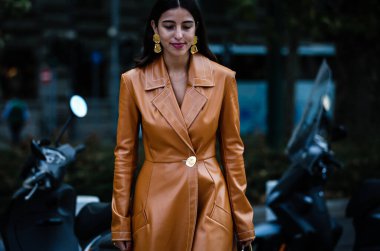 Milan, Italy- 20 Eylül 2019: Milano Moda Haftası 'nda Bettina Looney sokakta.