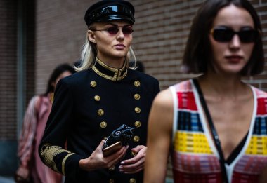Milan, Italy- 19 Eylül 2019: Milano Moda Haftası 'nda kadınlar sokakta.