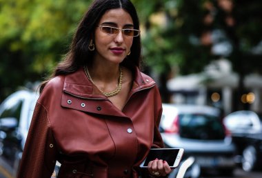 Milan, Italy- 19 Eylül 2019: Milano Moda Haftası 'nda Bettina Looney sokakta.