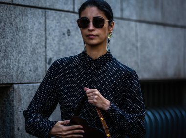 Milan, Italy- 20 Eylül 2019: Milano Moda Haftası sırasında Caroline Issa sokakta.