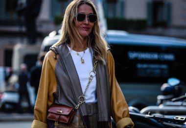 Milan, İtalya - 20 Eylül 2019: Milano Moda Haftası 'nda Tiany Kiriloff sokakta.