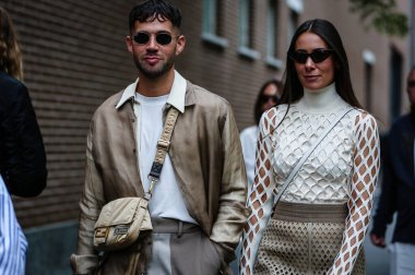 Milan, İtalya - 19 Eylül 2019: Alice Barbier ve Jean-Sebastien Roques Milano Moda Haftası 'nda sokakta.