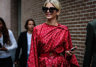 Milan, Italy- 19 Eylül 2019: Milano Moda Haftası sırasında Caroline Daur sokakta.
