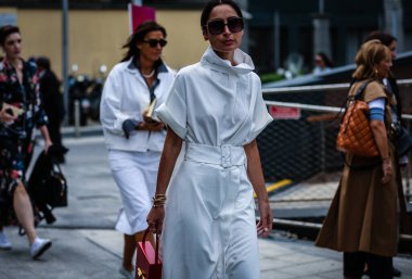 Milan, İtalya - 20 Eylül 2019: Milano Moda Haftası sırasında Geraldine Boublil sokakta.