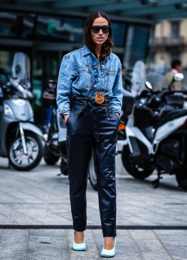 Milan, Italy- 20 Eylül 2019: Milano Moda Haftası sırasında Erika Boldrin sokaktaydı.