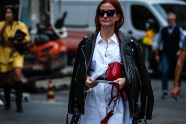 Milan, Italy- 19 Eylül 2019: Milano Moda Haftası 'nda kadınlar sokakta.