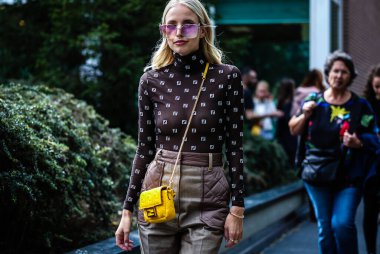 Milan, İtalya - 19 Eylül 2019: Leonie Hanne Milano Moda Haftası 'nda sokakta.