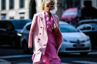 Milan, İtalya - 20 Eylül 2019: Milano Moda Haftası sırasında Viktoria Rader sokakta.