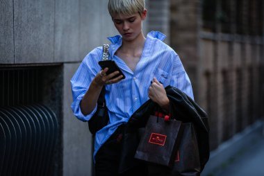 Milan, Italy- 20 Eylül 2019: Milano Moda Haftası boyunca sokaklarda manken.