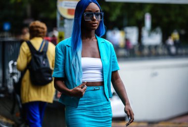 Milan, Italy- 19 Eylül 2019: Milano Moda Haftası 'nda kadınlar sokakta.