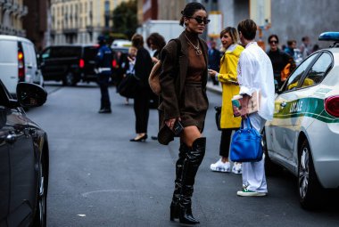 Milano, İtalya - 19 Eylül 2019: Milano Moda Haftası sırasında Camila Coelho sokakta.