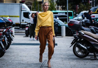 Milan, Italy- 20 Eylül 2019: Milan Moda Haftası 'nda Leonie Hanne sokaktaydı.