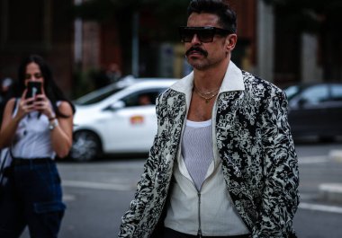 Milan, Italy- 19 Eylül 2019: Alex Badia Milano Moda Haftası 'nda sokakta.