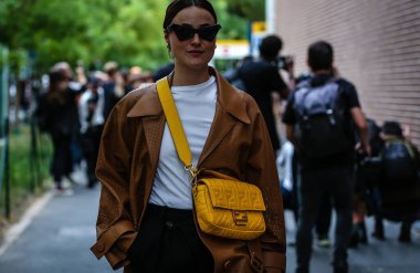 Milan, İtalya - 19 Eylül 2019: Milano Moda Haftası sırasında Lena Lademann sokakta.