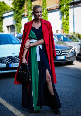 Milan, Italy- 20 Eylül 2019: Milano Moda Haftası boyunca Kadınlar Sokakta.