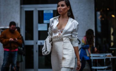 Milano, İtalya - 19 Eylül 2019: Milano Moda Haftası 'nda Karina Nigay sokakta.