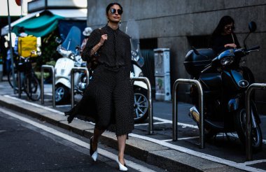 Milan, Italy- 20 Eylül 2019: Milano Moda Haftası sırasında Caroline Issa sokakta.