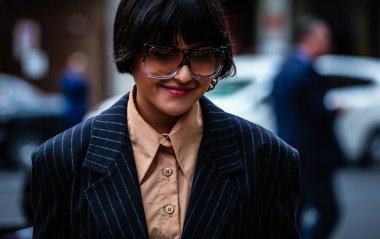 Milan, İtalya - 19 Eylül 2019: Milano Moda Haftası sırasında Maria Bernad sokakta.