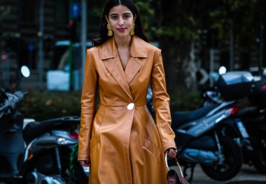 Milan, Italy- 20 Eylül 2019: Milano Moda Haftası 'nda Bettina Looney sokakta.