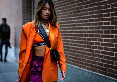 Milan, Italy- 19 Eylül 2019: Milano Moda Haftası 'nda kadınlar sokakta.