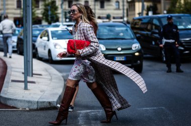 Milan, Italy- 20 Eylül 2019: Milano Moda Haftası sırasında Sonia Lyson sokakta.