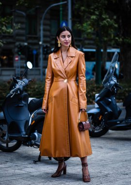 Milan, Italy- 20 Eylül 2019: Milano Moda Haftası 'nda Bettina Looney sokakta.