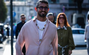 Milan, Italy- 20 Eylül 2019: Milano Moda Haftası sırasında Simone Marchetti sokakta.