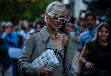 Milan, İtalya - 19 Eylül 2019: Milano Moda Haftası sırasında Viktoria Rader sokakta.