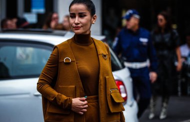 Milan, Italy- 19 Eylül 2019: Milano Moda Haftası 'nda kadınlar sokakta.