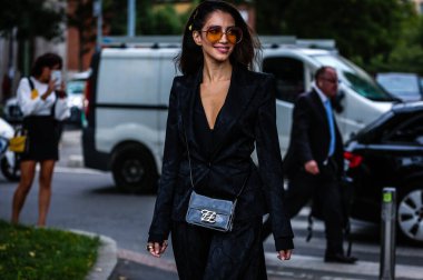 Milan, Italy- 19 Eylül 2019: Jessica Kahawaty Milano Moda Haftası sırasında sokakta.