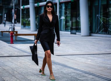 Milan, İtalya - 20 Eylül 2019: Asena Saribatur Milano Moda Haftası sırasında sokakta.