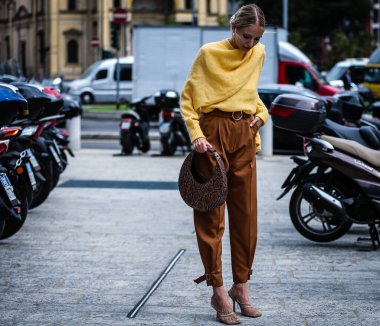 Milan, Italy- 20 Eylül 2019: Milan Moda Haftası 'nda Leonie Hanne sokaktaydı.