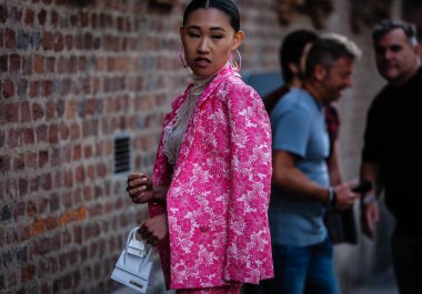 Milan, Italy- 20 Eylül 2019: Milano Moda Haftası sırasında Jaime Xie sokakta.
