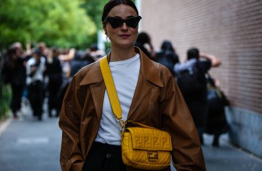 Milan, İtalya - 19 Eylül 2019: Milano Moda Haftası sırasında Lena Lademann sokakta.
