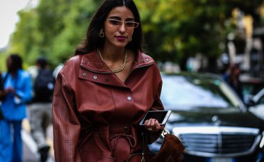 Milan, Italy- 19 Eylül 2019: Milano Moda Haftası 'nda Bettina Looney sokakta.